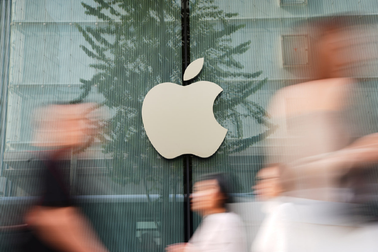 Apple вернула себе статус самой дорогой компании мира, обойдя Nvidia, чьи акции упали на 5% после новостей о выделении $250 млрд для дата-центров OpenAI