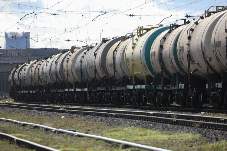 «Для понимания масштабов, Россия — второй по величине экспортер нефтепродуктов. Поэтому все остальные игроки имеют по сравнению с нами крайне ограниченные объемы по наращиванию предложения и по поставкам, в том числе на нашу территорию»
