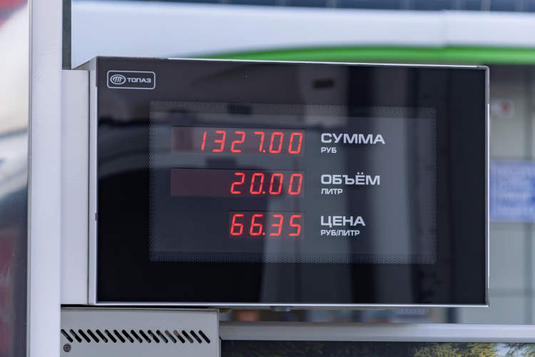 «Разброс у пороговых цен очень большой. То есть вы можете купить за 63 рубля, можете за 122. Это один и тот же бензин»