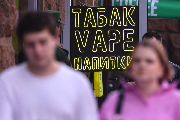 Для розницы лицензия будет оформляться отдельно на каждый торговый объект, для развозной торговли отдельно на каждое транспортное средство. Госпошлина для розницы составит 20 тыс. рублей в год на каждую точку, для оптовой торговли — 800 тыс. рублей