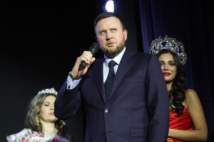 Руслан Юсупов владеет 6 земельными участками в РТ, двумя жилыми домами на 253,4 кв. м и 134,7 кв. м, четырьмя квартирами, двумя машино-местами, также на него записано 18 объектов нежилой недвижимости, включая склады и перераспределительные здания