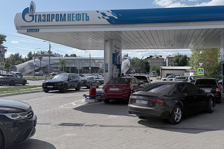 Сегодня самую большую очередь в Казани корреспондент «БИЗНЕС Online» увидел именно на АЗС «Газпромнефти» на улице Краснококшайской. Мы насчитали 15 стоявших автомобилей, и каждая третья машина с дороги съезжала на станцию