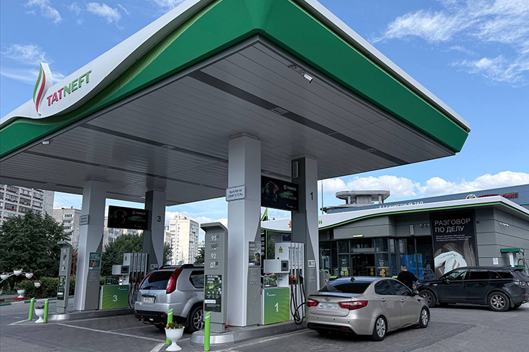 «Татнефть» на улице Вахитова практически пустует