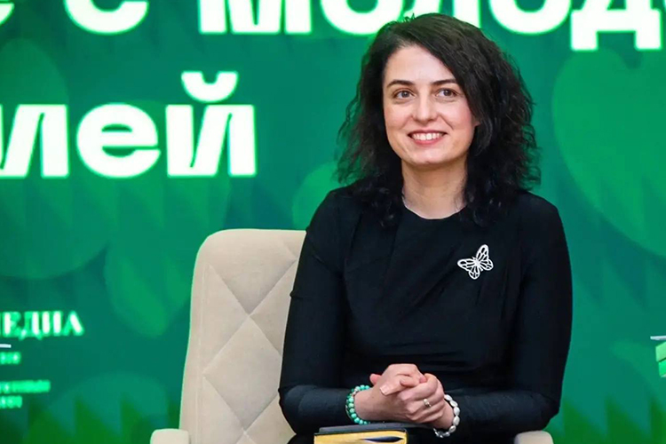 Марина Камелина когда-то начинала с должности пресс-секретаря Айдара Метшина, но смогла продвинуться в карьере за счет своей активности