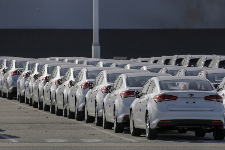Половину от ввезенных за два года авто составили Kia, Hyundai и Škoda казахстанской сборки. Владельцы именно этих автомобилей по всей стране в конце 2025-го начали получать уведомления о доначислении утилизационного сбора