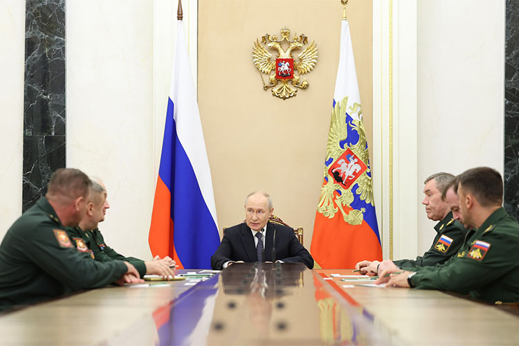 Владимир Путин провел рокировку командующих войсками. Но главное — объявил о централизации управления службами тыла министерства обороны
