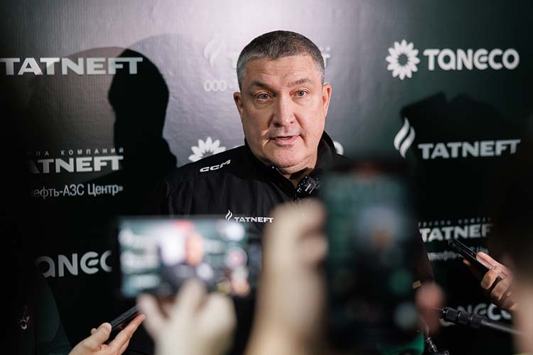 К журналистам Анвар Рафаилович вышел в хорошем настроении, с каждым поздоровался и добавил, что рад всех видеть. Даже шутил, что случается нечасто