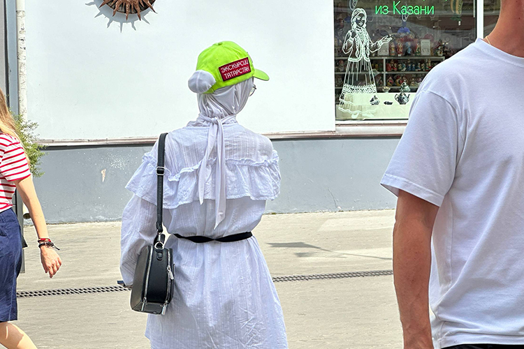 В первой половине дня наш корреспондент прогулялся по оживленной Баумана. И чем ближе к Казанскому кремлю, тем больше экскурсоводов-завлекателей