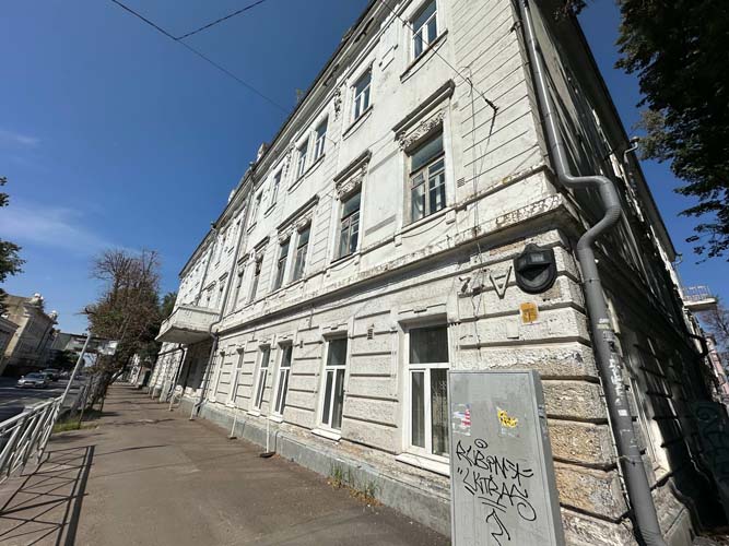 Трехэтажное здание дома Молоткова 1912 года постройки на улице Горького, 29/19. Сейчас в здании, судя по открытым данным, расположен филиал татарско-русской школы №98 Вахитовского района