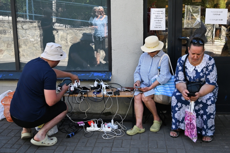 «Бывали ситуации, когда люди по четверо суток жили без электричества. То есть чем дальше в глубинке ты находишься, тем больше шансов, что электричество и горючка придут к тебе в последнюю очередь»