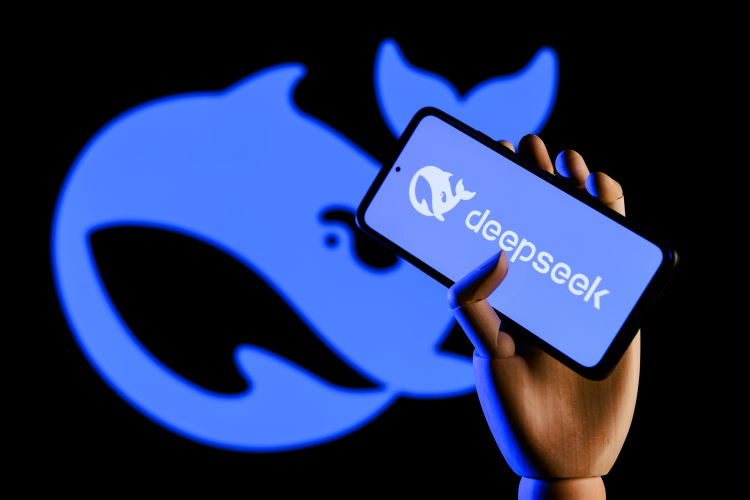 Модель DeepSeek V4-Flash оказалась самой дешевой среди популярных ИИ-моделей: средняя стоимость выполнения задачи составляет $0,03, что в 105 раз дешевле Claude Fable 5 от Anthropic