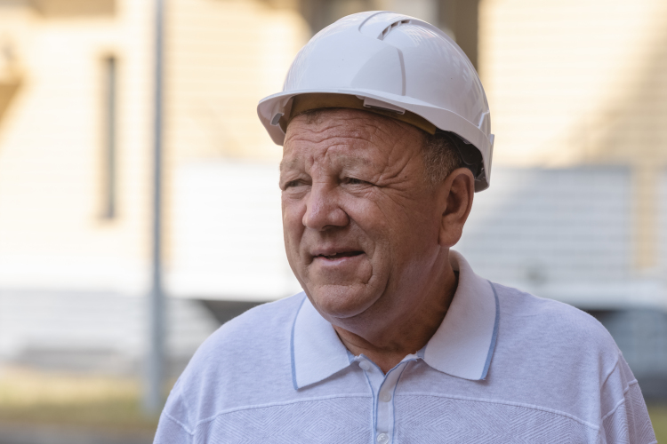 Газинур Ахметов получает «золотую каску» рейтинга