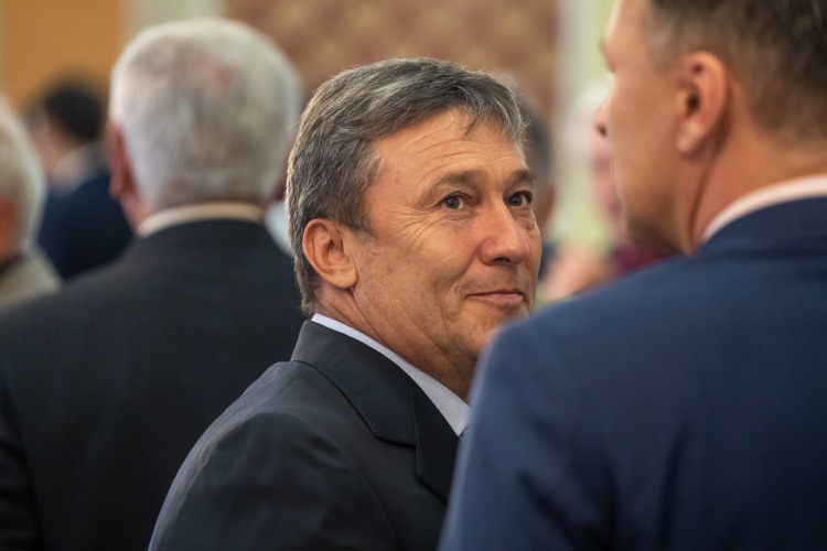 Некогда лидер рейтинга, строитель стадионов и космодрома Равиль Зиганшин продолжает проваливаться вниз