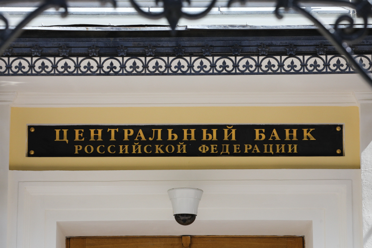 «Две недели тому назад ЦБ РФ снизил ставку до 14 процентов, и на графике это действительно выглядит как большое облегчение, но для компании, которая должна сегодня рефинансировать старый долг, картинка не столь приятная»