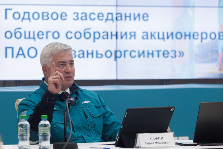Генеральный директор предприятия Айрат Сафин публично признал наличие системного кризиса на производстве поликарбоната