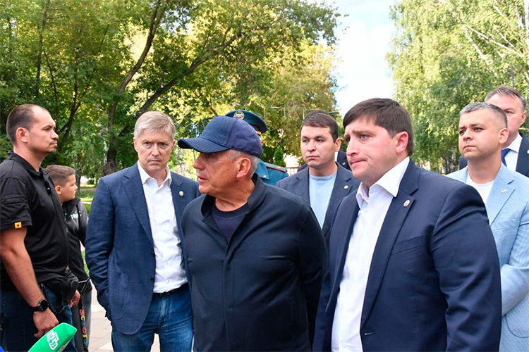 Решением раиса РТ семьям погибших выплатят по 2 млн рублей. Повреждения будут компенсированы, все разбитые окна заменены, пообещал глава Нижнекамского района Радмир Беляев