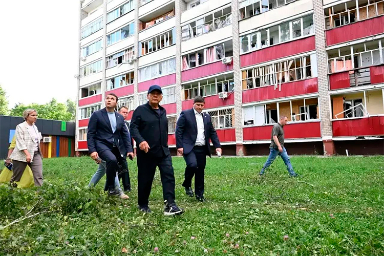 Минниханов ознакомился с последствиями атаки на хостел, оценил состояние дома на Школьном бульваре