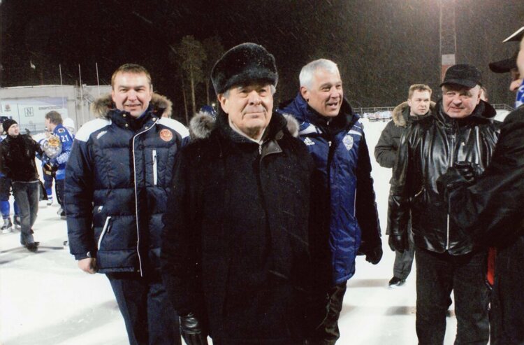 Дмитрий Самаренкин (слева), Минтимер Шаймиев (в центре) и Владимир Янко (третий справа) после победы команды в финальном матче ЧР по хоккею с мячом