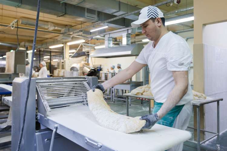 Динамика средней заработной платы на заводе следующая: 2024 год — 49,8 тыс. рублей, 2025-й — 56,8 тыс. рублей, в I квартале 2026 года — 60,2 тыс. рублей