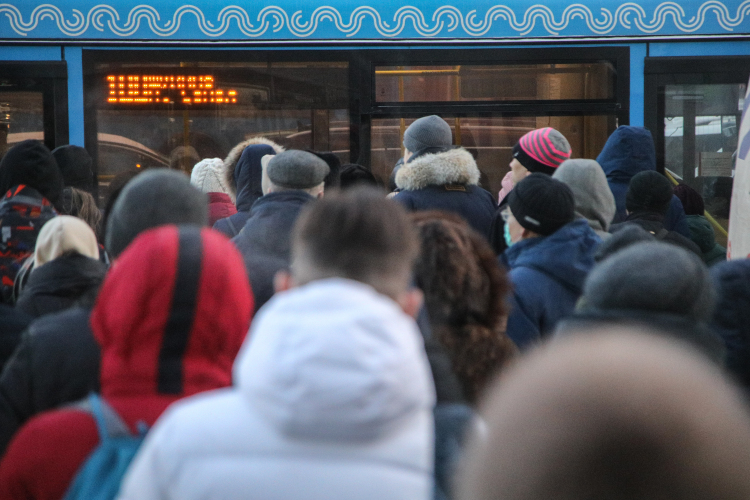 Хотя 54% респондентов замечают обновление автопарков, доля граждан, считающих, что пользоваться транспортом стало менее удобно, выросла с 42% до 59%
