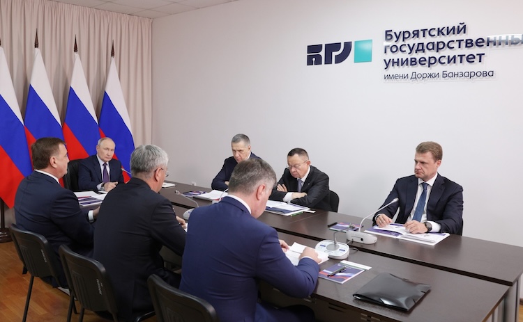Три года назад на похожем совещании Путин призывал коллег обновить парк общественного транспорта. С 2020 года обновили свыше 20 тыс. транспортных средств