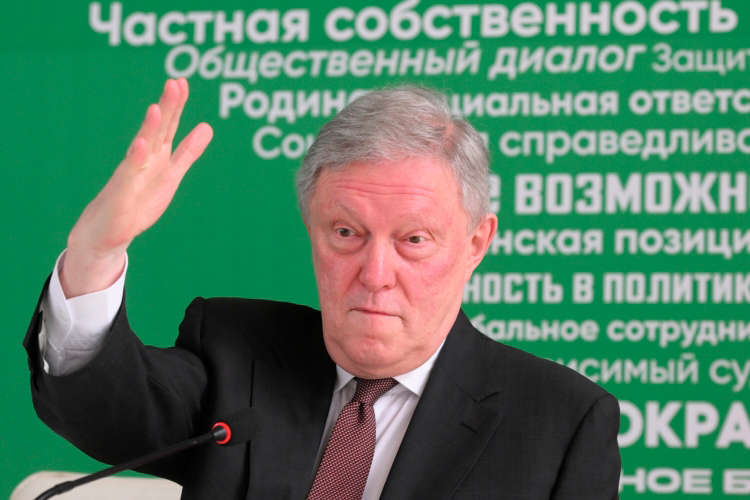 По версии истцов, в предвыборном интервью основателя «Яблока» Григория Явлинского от 27 июля 2026 года без должных разрешений использовались слова из песни «Пусть всегда будет солнце», кадры из киноэпопеи «Война и мир» Сергея Бондарчука, изображения Дмитрия Медведева и Виктории Бони