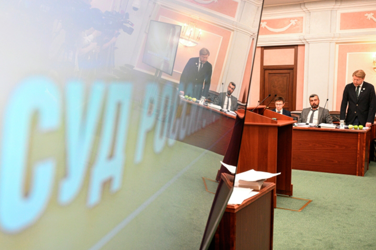 В понедельник Верховный суд почти 10 часов рассматривал иск к «Яблоку», по ходу становилось понятно: все кончится не шуткой