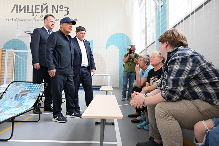 Накануне для жильцов дома на базе лицея №3 им. Пушкина организовали пункт временного размещения (ПВР), там работали медики, психологи