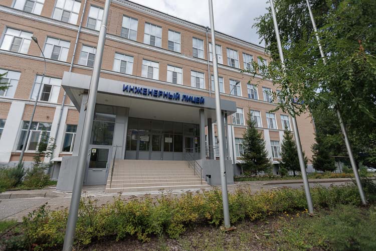 Конкурс в лицей-интернат КНИТУ-КАИ — 10 человек на место, дети приезжают из соседних регионов, есть ученики даже из Казахстана. Для иногородних открыт бесплатный интернат на 100 мест