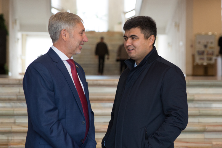 На место Назарова, который возглавляет кабмин с 2020 года, якобы рассматривается нынешний вице-премьер — руководитель аппарата правительства Азамат Абдрахманов (справа на фото)