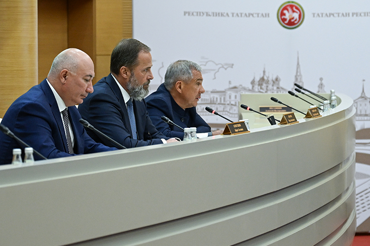 Сегодня полномочный представитель президента РФ в ПФО Игорь Комаров (в центре) представил Айрата Ахметшина (слева) в должности главного федерального инспектора по Республике Татарстан
