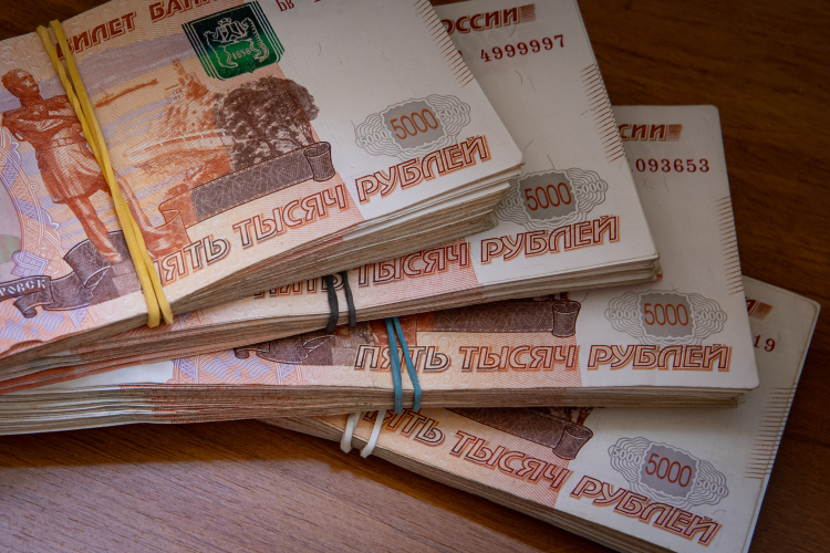 К 2025 году лимит оплачиваемых поручений был установлен на уровне 2,3 млрд рублей. Именно эту сумму банк потребовал вернуть как основной долг
