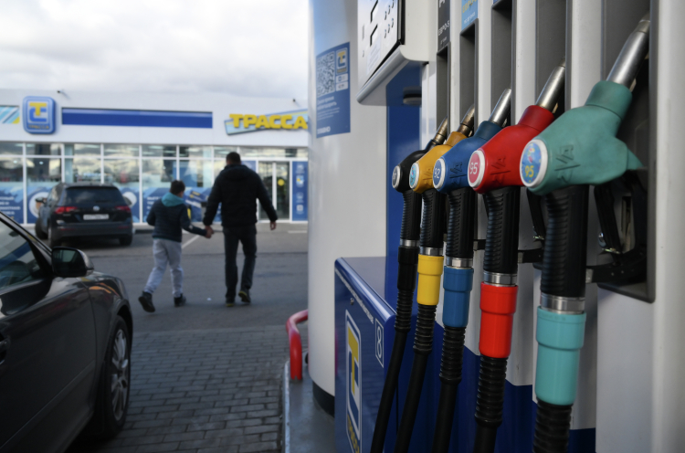 В группу компаний «Евротранса» входит ООО «Трасса ГСМ» — субарендатор нефтебазы, производитель премиальных марок топлива, собственник бензовозов и т. д.