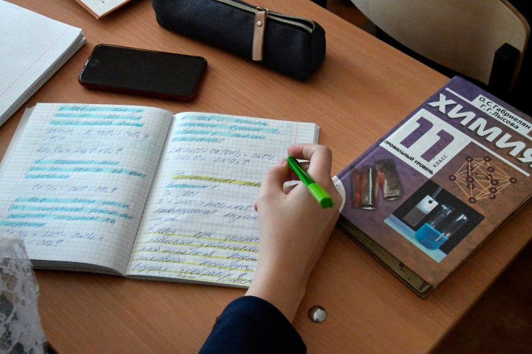 «Начнем с самого простого — призеры и победители международных олимпиад. Таких ребят единицы на всю нашу страну, и если сравнить со спортом, то это, безусловно, олимпийские чемпионы. Я не знаю ни одного университета, ректор которого, находясь в здравом уме, отказался бы от такого абитуриента»