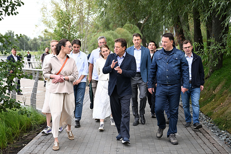 Вместе с мэром по новой очереди прошлись директор Института развития городов РТ Наиля Нагуманова, глава минстроя Татарстана Марат Айзатуллин, руководитель администрации Вахитовского и Приволжского районов Альберт Салихов, замруководителя исполкома Казани Игорь Куляжев, руководитель дирекции парков и скверов города Айгуль Латыпова и представители проектировщиков