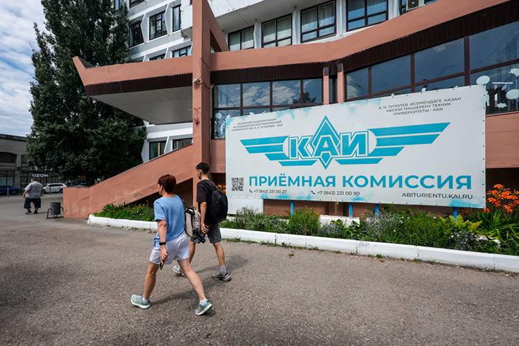 «В прошлом году вместе с коллегами был в КАИ, встречались со студентами. Самое нехорошее то, что 3–4-й курс ни разу не был на заводе, не видел живого производства»