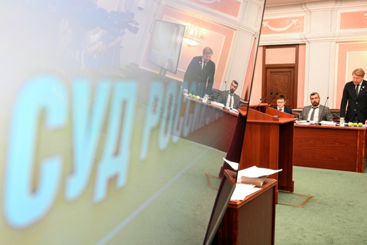 «Есть разные версии, почему сняли «Яблоко». Основной является та, что в Кремле возник спор между так называемыми администраторами и охранителями или силовиками»