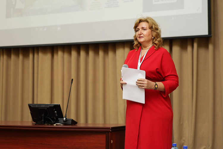 Марина Костюченко: «Предприятию приходится перерабатывать муку, которая в некоторых случаях соответствует ГОСТу, но она практически вся с пониженными хлебопекарными свойствами. Это приводит к тому, что необходимо использовать специальные добавки-улучшители или технологии»