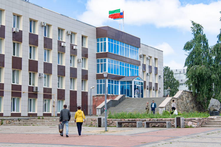 Тукаевский район имеет уникальную специфику: у него нет собственного административного центра, а исторически он «привязан» к Набережным Челнам
