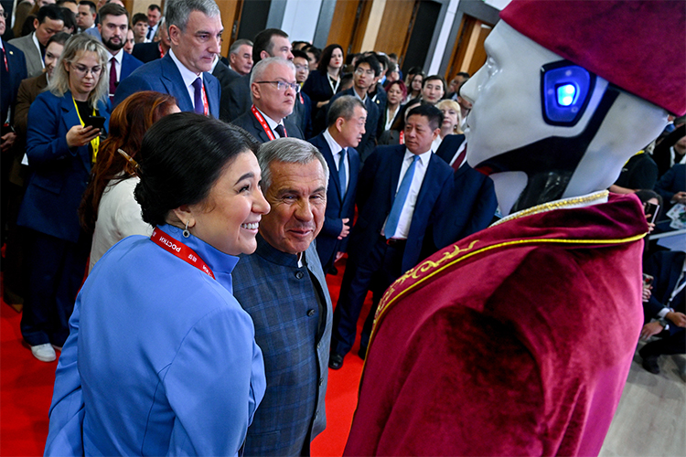 В прошлом году презентацию проводила лично Талия Миннуллина, а ее слова на китайский язык переводил робот. В этом году пригласили переводчика