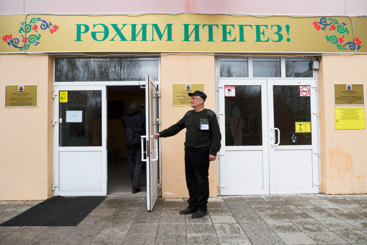 Средняя цена охранных услуг по бюджетным учреждениям в Казани составляет 263 рубля в час, согласно утвержденным расценкам кабинета министров на охранные услуги в бюджетных учреждениях РТ. При таких расценках невозможно нанять профессионалов