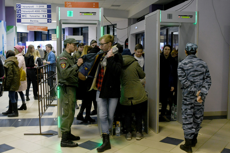 Физическая охрана ЧОПом без оружия может стоить примерно 60 тыс. в месяц. Это один охранник на посту максимум с дубинкой. А вот вооруженная защита объекта стоит уже порядка 250–300 тыс. рублей в месяц. И это также на одного охранника