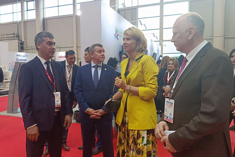 Перед пленарной сессией Оксана Лут осмотрела выставку