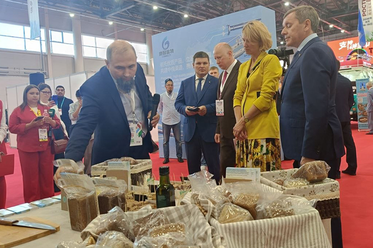 Оксану Николаевну водил по стендам заместитель премьер-министра РТ – министр сельского хозяйства и продовольствия РТ Марат Зяббаров