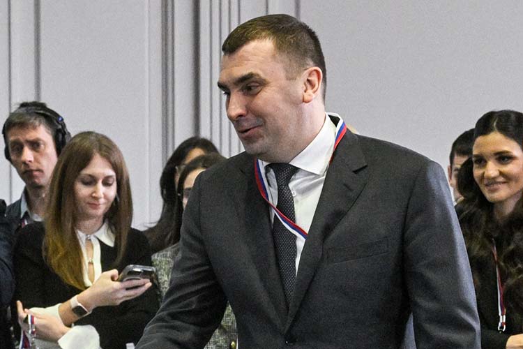 Михаил Кузнецов: «Предлагаем поискать возможность бесплатного проезда по платным дорогам для многодетных. И поэтапно включать в региональные меры поддержки, многие коллеги это уже делают, бесплатное обучение многодетных мам в автошколах»
