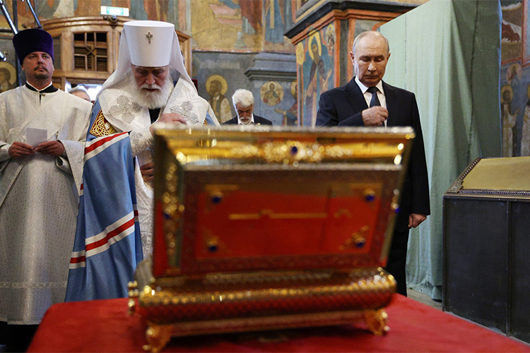 Несколько фрагментов мощей уже помещены в ковчеги, одна из частиц мощей должна быть передана в кафедральный столичный храм Христа Спасителя. Звучит в РПЦ и призыв скорее отправить мощи в зону СВО