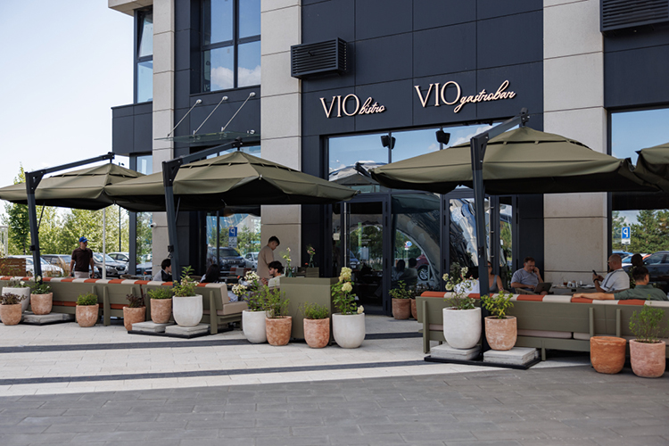 «При входе в Vio гости уже знают: вывеска Vio Bistro— это полностью безалкогольная концепция. А в Vio Gastrobar алкоголь есть»