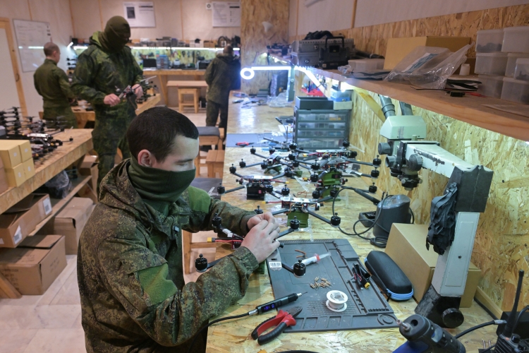 «Военное производство с одной стороны, оживляет обрабатывающую, химическую промышленность, разного рода высокотехнологичные производства, поскольку выпуск вооружений и военного имущества требуют и металл, и резину, и различные материалы, и приборы, и все на свете»