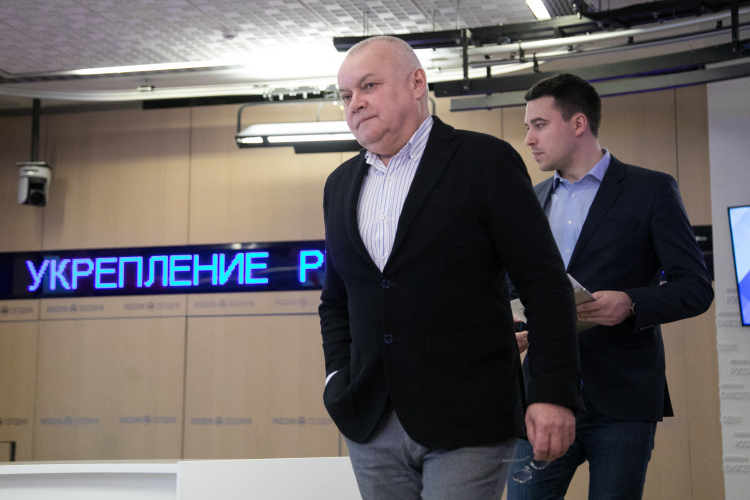 Программа «Вести недели» будет выходить в эфир без ее бессменного ведущего (с 2012 года) Дмитрия Киселева