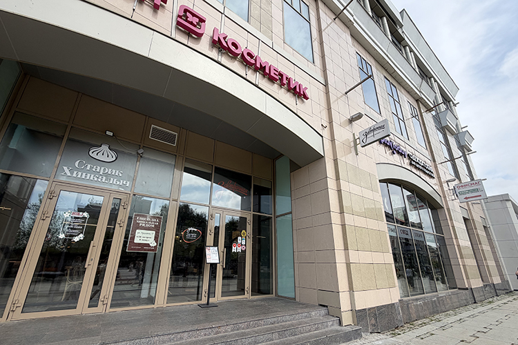 Попасть в «Завтрачную» можно двумя путями: через торговый центр «Республика», для этого нужно спусться на первый этаж по эскалатору, или с улицы, со стороны Петербургской. Ориентир — реберная Frank by Basta или «Магнит Косметик». Своя вывеска у кафе неприметная